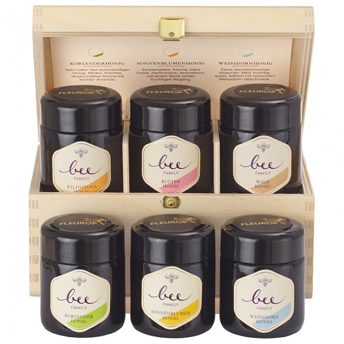 Honig-Set||| CHF 46.8 |||Dieses Geschenk-Set beinhaltet sechs verschiedene Honigsorten in einer eleganten Geschenkbox. Der Honig von Bee-Family besticht durch seinen hohen Qualit�tsstandard, ist laborgepr�ft und garantiert r�ckstandsfrei.

Folgende Sorten � je 70 g sind enthalten: Sonnenblumenhonig, Schweizer Bl�tenhonig, Schweizer Waldhonig, Wildseidenhonig, Lindenbl�tenhonig, Lavendelhonig. ||| 1032
