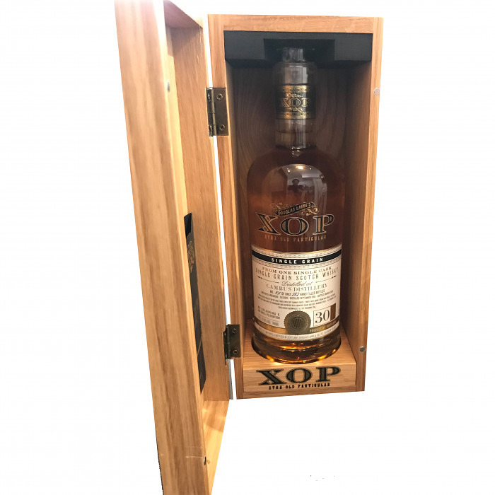 Whisky 1988||| CHF 339 |||Ein atemberaubender Single Grain* Whisky aus der Destillerie Girvan, abgef�llt im M�rz 2019 im stolzen Alter von 30 Jahren von Douglas Laing in der Extra Old Particular Single Grain-Reihe. 30 Jahre Fasserfahrung bringt genau die richtige Balance zwischen Fassnote und Grainnote, und der Beitrag beider Molek�lquellen ist sch�n degustierbar. 

Von Toni, Weinhaus Zollikofen.

Aroma: deutlich Vanille-Fudge und Cerealien mit Milch, dazu etwas Rhabarber
Geschmack: cremig-weich im Geschmack mit Noten von Toffee-�pfeln und frisch geschnittener Ananas in Sirup mit Zimt
Abgang: lang und w�rmend im Abgang mit T�nen polierter Eiche, dazu gegrillte Bananen mit Honig

Destilliert: Juli 1988
Abgef�llt: M�rz 2019
Flasche 101 von total 230 produzierten Flaschen.

0.7 L 48 % VOL. Alkohol 

*Single Grain Whiskys sind eine Wiederentdeckung von komplexem Geschmackserlebnis. Mit der Bezeichnung Single Grain sind Whiskys gemeint, die (�hnlich so wie bei Single Malts) aus einer einzigen Destillerie stammen. F�r die Herstellung von Single Grain d�rfen verschiedene Getreidesorten verwendet werden, die in der Regel in Column Stills gebrannt werden. Beides bedeutet einen Unterschied zu Single Malt, da hier nur gem�lzte Gerste verwendet werden darf und in Pot Stills gebrannt werden muss.  Im Vergleich zu Single Malts ist Single Grain noch eine kleine Nische bei Whisky; ein Boom zeichnet sich aber ab. Es gibt derzeit wenige Destillerien, die ganz auf diese Whisky-Sorte setzen. Dennoch weist Single Grain Whisky eine internationale Verbreitung auf und wird auch von namhaften Destillerien in Schottland, Irland, Japan und den Vereinigten Staaten gebrannt.

BEI BESTELLUNGEN MIT LIEFERMETHODE FLEUROP WIRD DIESE BEILAGE IM BESTELLFORMULAR AUTOMATISCH AUSGEBLENDET. ||| 1178