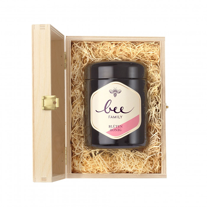 Honig 350 g||| CHF 36.8 |||Diese elegante Geschenkbox beinhaltet zertifizierten Schweizer Bl�tenhonig (350 g) von Bee Family.

Bee Family Honig besticht durch seinen hohen Qualit�tsstandard, wird von Schweizer Imkern bezogen, ist laborgepr�ft und garantiert r�ckstandsfrei. ||| 1329