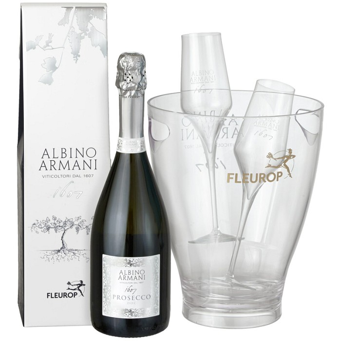 Prosecco Dry+||| CHF 62.9 |||Prosecco Albino Armani DOC (75 cl), inkl. Eisk�hler und zwei Fl�te-Gl�ser.
Der trendige Eisk�hler kommt mit einer Flasche exklusiven Prosecco Albino Armani DOC Extra Dry (75 cl) und zwei Fl�te-Gl�sern daher.

Angebaut wird er in der italienischen Region Friaul. Dort liegt die DOC-Region des Anbaugebiets der Glera-Trauben. Kultiviert wird dieser exzellente Prosecco von der Familie Armani, die durch eine �ber 400-j�hrige Weinanbauerfahrung �berzeugt. Sein feines und elegantes Bukett von weissen Bl�ten und Zitrus ist ein Genuss f�r jeden Anlass.

11 % vol. Alkohol. ||| 1593