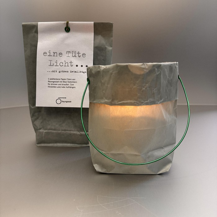 Teelicht||| CHF 20 |||Zwei jadefarbene Papiert�ten von raumgestalt.net mit Metallb�gel und Maxi-Teelicht f�r drinnen und draussen. Zum Hinstellen oder Aufh�ngen. ||| 1702